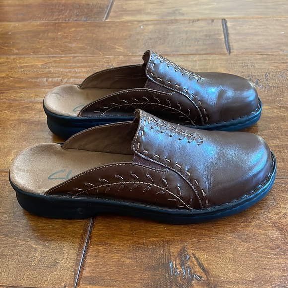Clarks Brown Leather 7 Slip On Mules Slides Shoes Stitching Details Brazil EUC - Picture 13 of 16